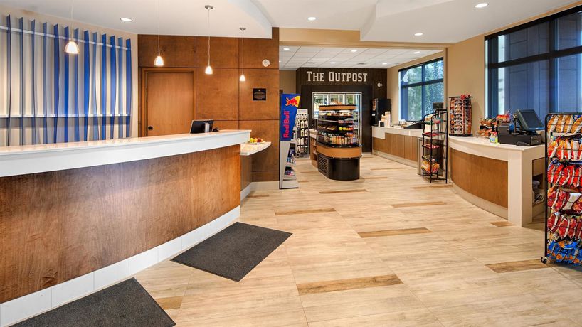 Imagen de los interiores del Hotel Best Western Plus Sawridge Suites. Foto 15