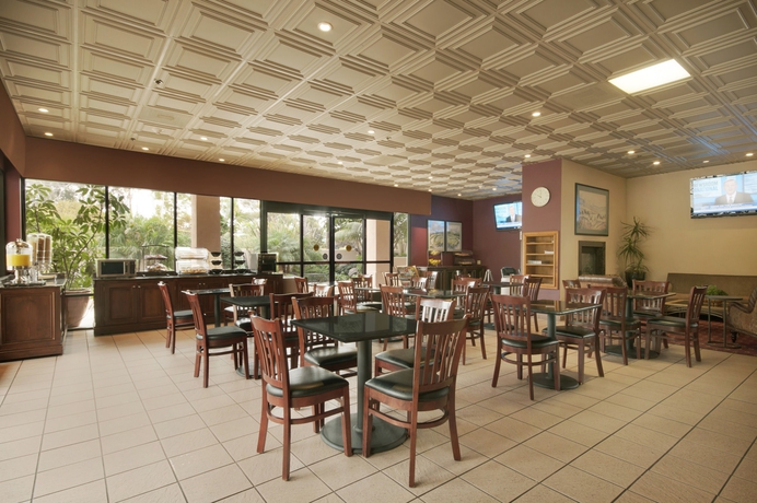 Imagen del bar/restaurante del Hotel Best Western Plus South Coast Inn. Foto 3