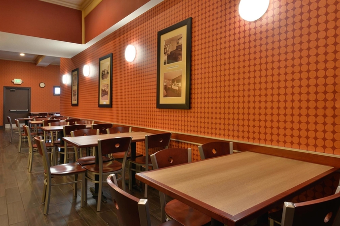 Imagen del bar/restaurante del Hotel Best Western Plus Stovall's Inn. Foto 3