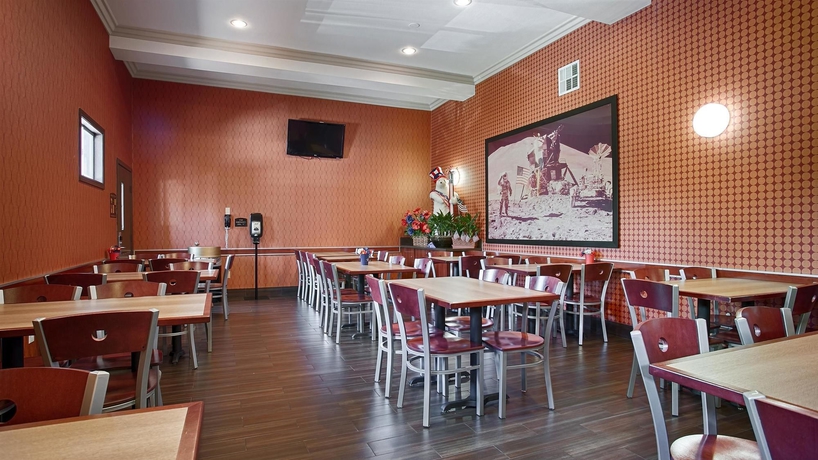 Imagen del bar/restaurante del Hotel Best Western Plus Stovall's Inn. Foto 5