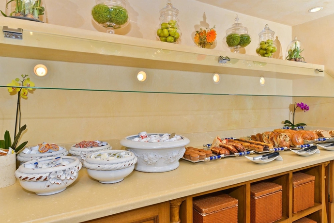 Imagen del bar/restaurante del Hotel Best Western Plus Sunset Plaza. Foto 3