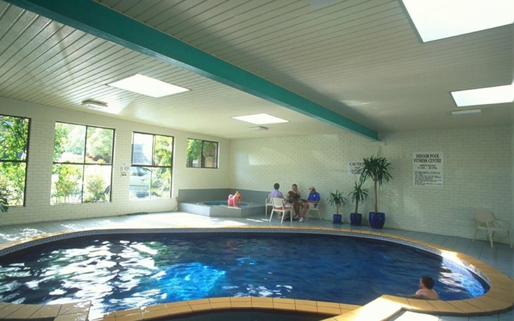 Imagen de la piscina del Hotel Best Western Plus The Tudor-box Hill. Foto 19