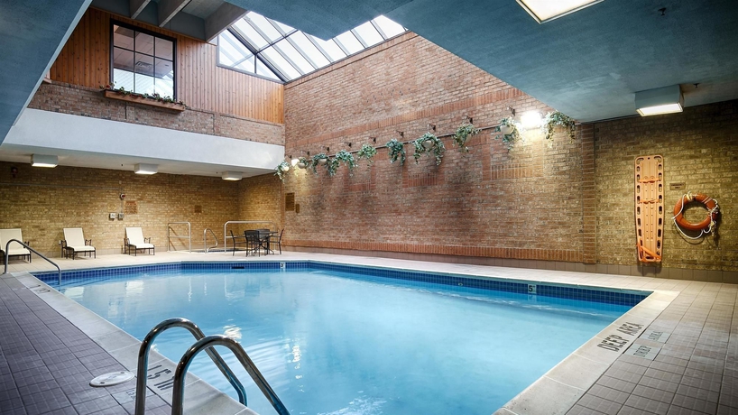 Imagen de la piscina del Hotel Best Western Plus Toronto Airport. Foto 14