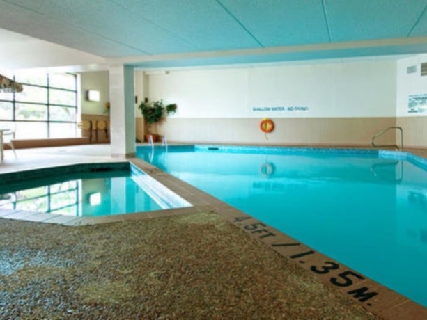 Imagen de la piscina del Hotel Best Western Plus Toronto North York and Suites. Foto 9