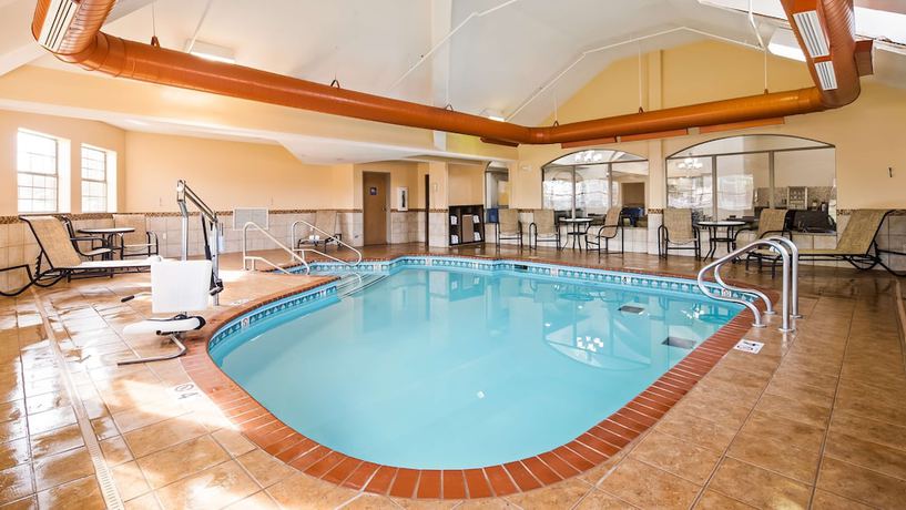 Imagen de la piscina del Hotel Best Western Plus Tulsa Inn And Suites. Foto 17