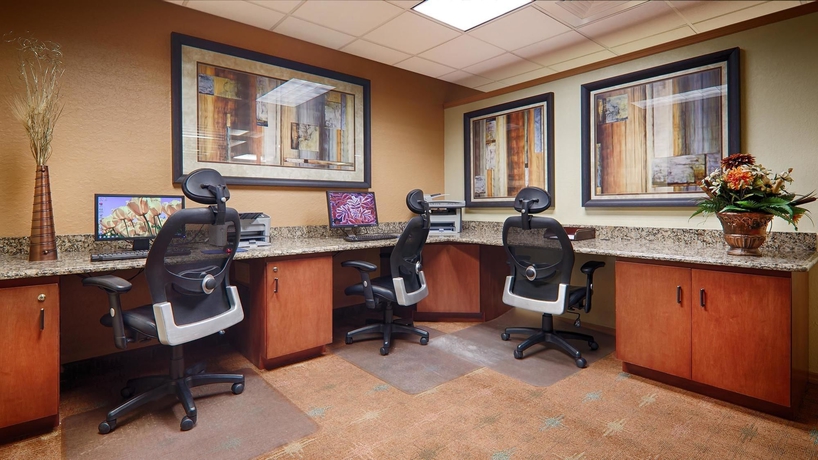 Imagen de los interiores del Hotel Best Western Plus Universal Inn. Foto 7