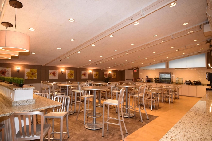 Imagen del bar/restaurante del Hotel Best Western Plus Waltham Boston. Foto 6