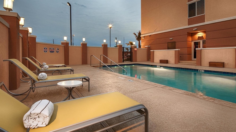 Imagen de la piscina del Hotel Best Western Premier Ashton Suites-willowbrook. Foto 16