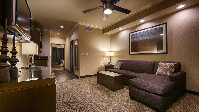 Imagen de la habitación del Hotel Best Western Premier Crown Chase Inn and Suites. Foto 6