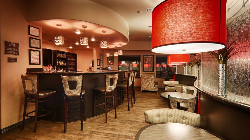 Imagen del bar/restaurante del Hotel Best Western Premier Crown Chase Inn and Suites. Foto 4
