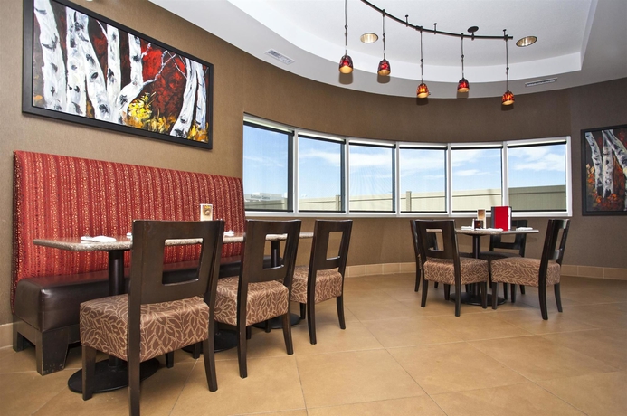 Imagen del bar/restaurante del Hotel Best Western Premier Freeport Inn Calgary Airport. Foto 5