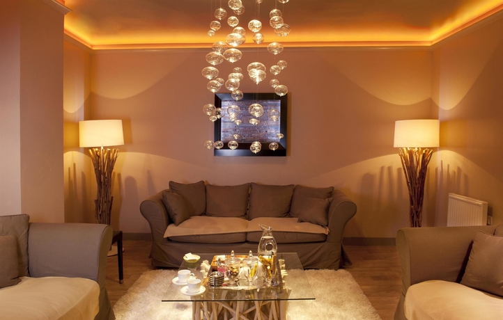 Imagen de la piscina del Hotel Best Western Premier Grand Monarque and Spa. Foto 12