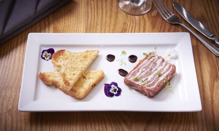 Imagen del bar/restaurante del Hotel Best Western Premier Knowsley Suites & Spa. Foto 2