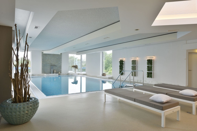 Imagen de la piscina del Hotel Best Western Premier Parkhotel Kronsberg. Foto 16