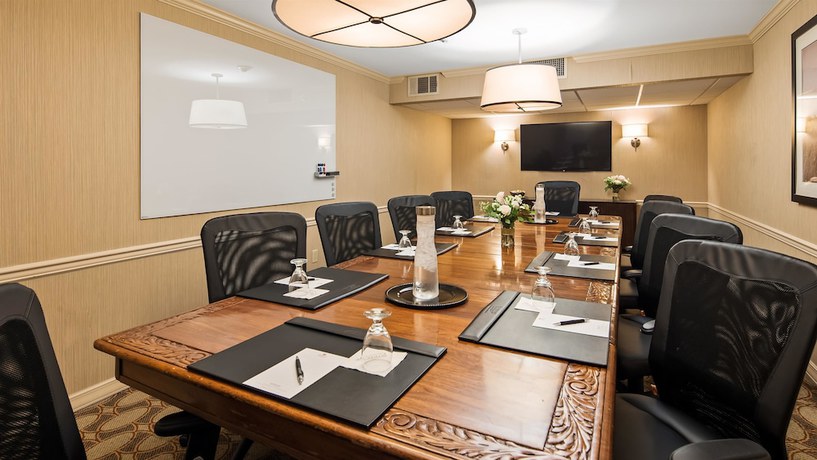 Imagen de la piscina del Hotel Best Western Premier The Central and Conference Center. Foto 20