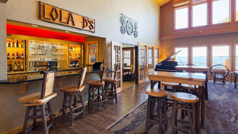 Imagen del bar/restaurante del Hotel Best Western Premier The Lodge On Lake Detroit. Foto 2