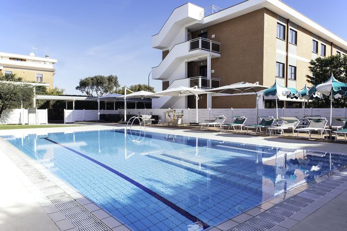 Imagen de la piscina del Hotel Best Western Rome Airport. Foto 12