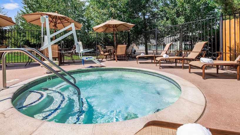 Imagen de la piscina del Hotel Best Western Rose Quartz Inn. Foto 20