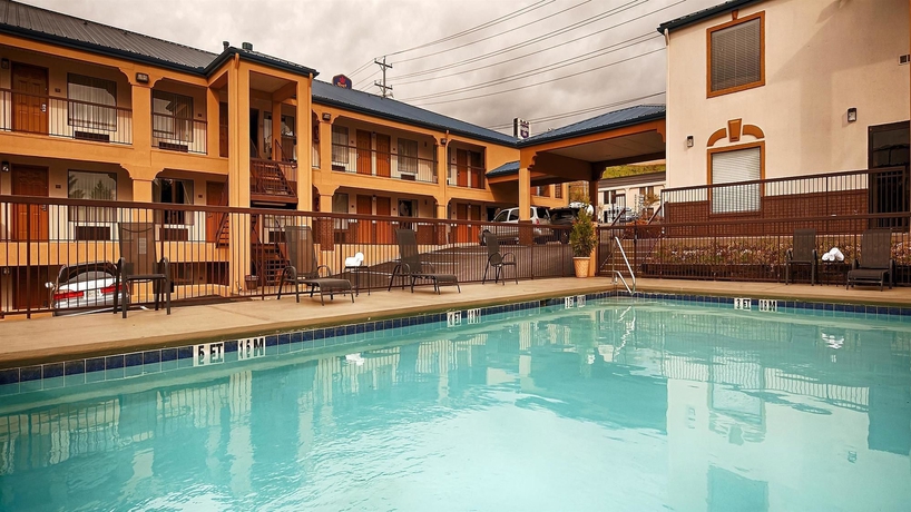 Imagen de la piscina del Hotel Best Western Royal Inn. Foto 15