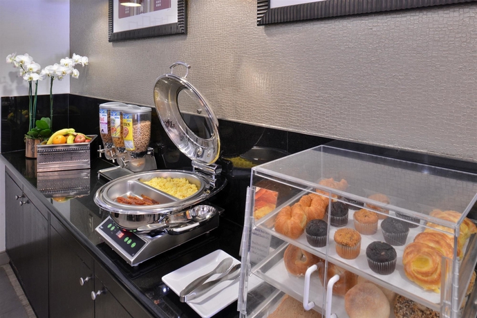 Imagen del bar/restaurante del Hotel Best Western Royal Palace Inn & Suites. Foto 7