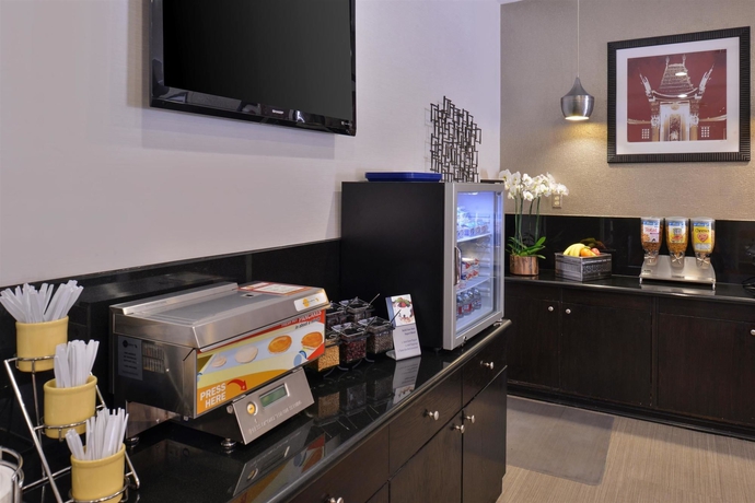 Imagen del bar/restaurante del Hotel Best Western Royal Palace Inn & Suites. Foto 9