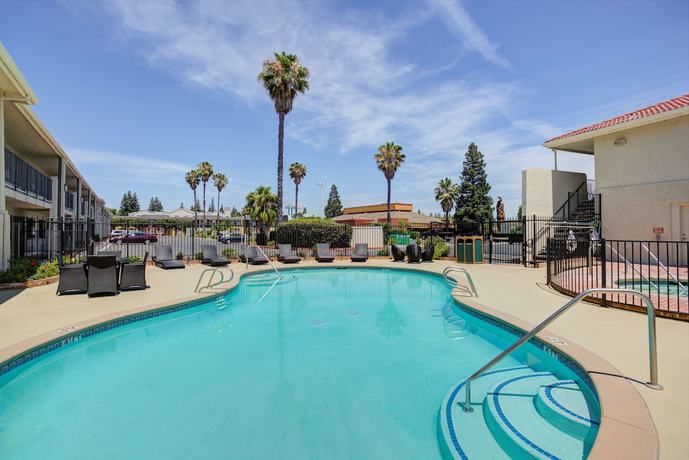 Imagen de la piscina del Hotel Best Western Sandman. Foto 20