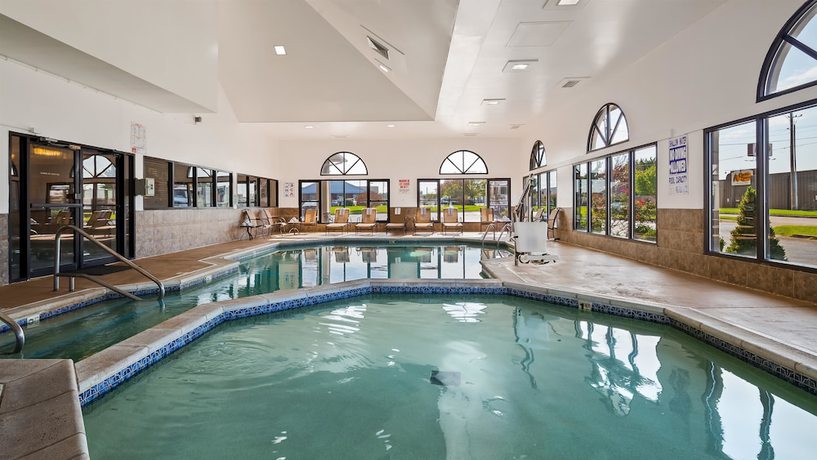 Imagen de la piscina del Hotel Best Western St. Louis Inn. Foto 18