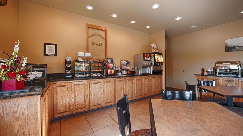 Imagen del bar/restaurante del Hotel Best Western Sunset Inn. Foto 2