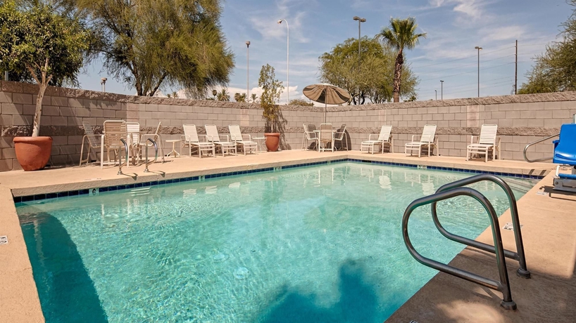 Imagen de la piscina del Hotel Best Western Superstition Springs Inn and Suites. Foto 13