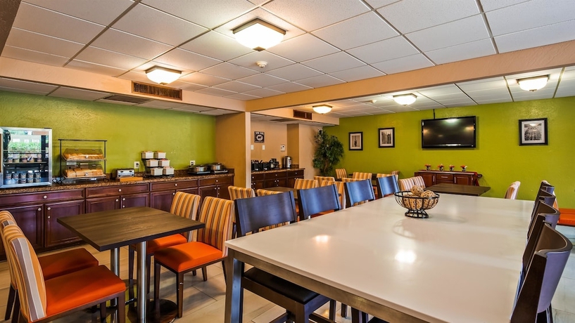 Imagen del bar/restaurante del Hotel Best Western Tempe By The Mall. Foto 3