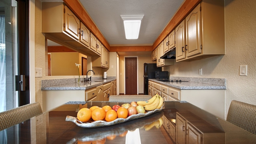 Imagen de la habitación del Hotel Best Western The Inn & Suites Pacific Grove. Foto 18