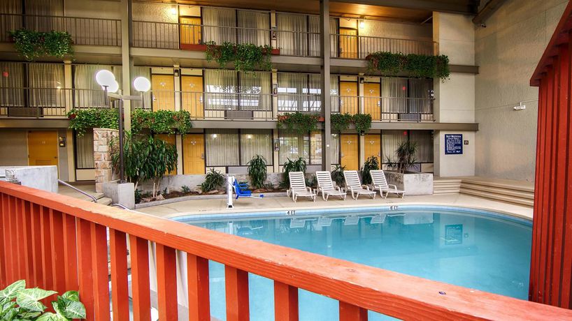 Imagen de la piscina del Hotel Best Western Toni Inn. Foto 13