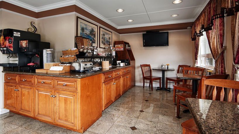 Imagen del bar/restaurante del Hotel Best Western Tradewinds. Foto 6