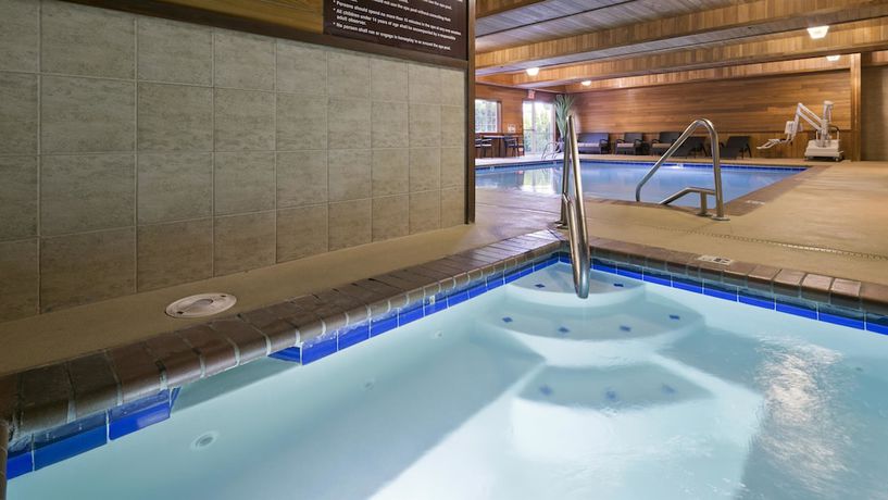 Imagen de la piscina del Hotel Best Western University Inn And Suites. Foto 19