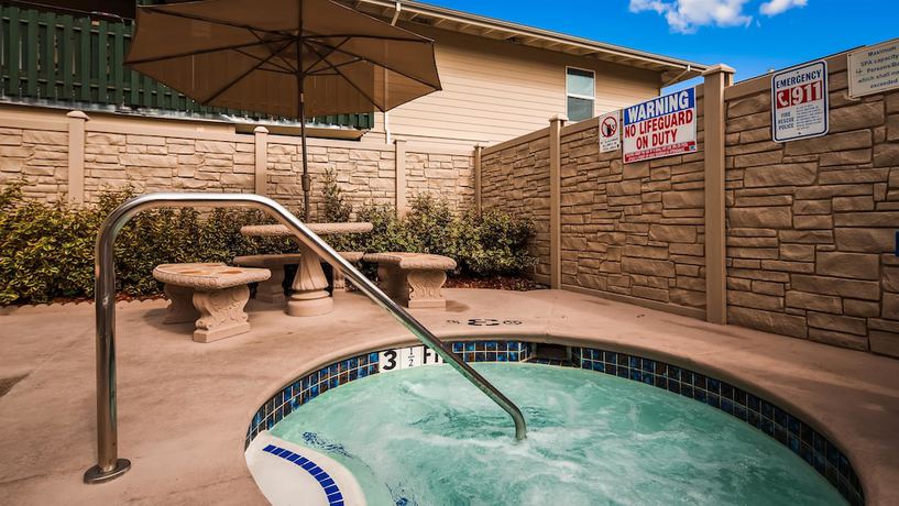 Imagen de la piscina del Hotel Best Western University Lodge. Foto 20