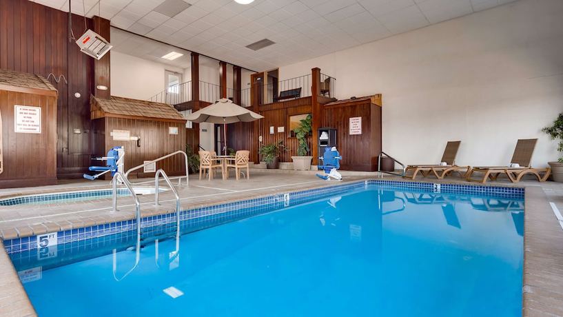 Imagen de la piscina del Hotel Best Western War Bonnet Inn. Foto 20