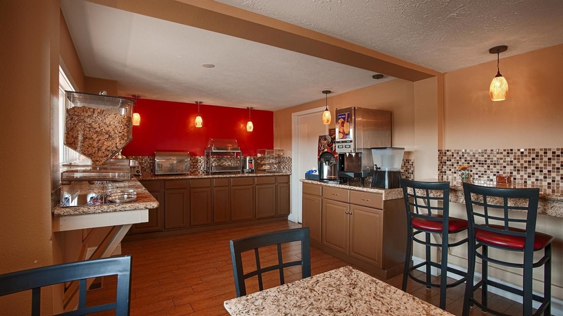 Imagen del bar/restaurante del Hotel Best Western Weston Inn. Foto 3