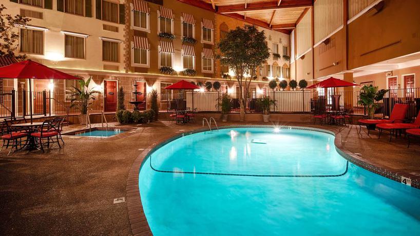 Imagen de la piscina del Hotel Best Western White Bear Country Inn Hotel. Foto 12