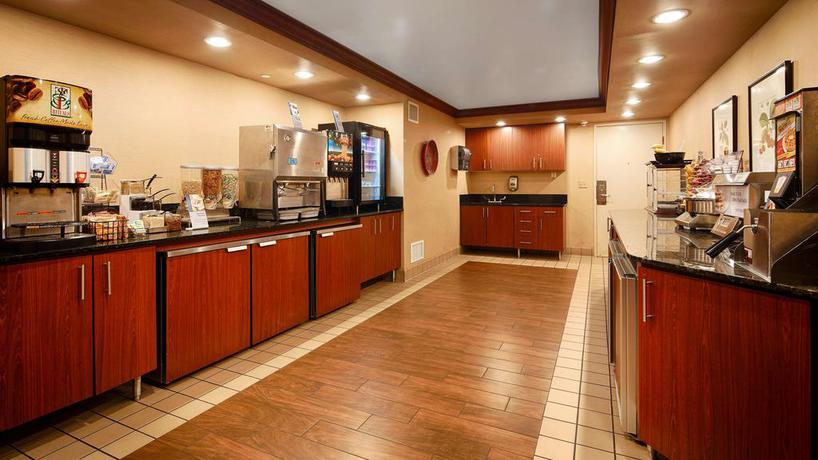Imagen del bar/restaurante del Hotel Best Western White Bear Country Inn Hotel. Foto 3