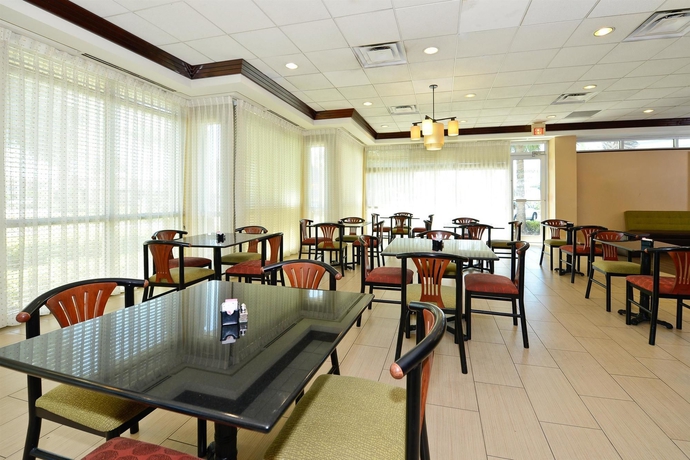 Imagen del bar/restaurante del Hotel Best Western Windsor Inn. Foto 1