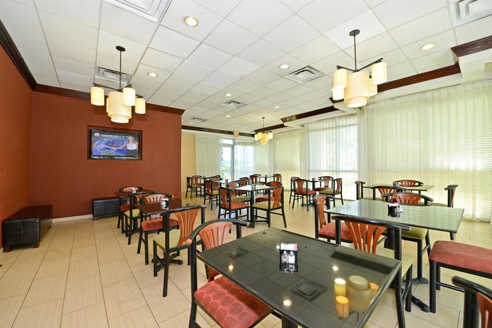 Imagen del bar/restaurante del Hotel Best Western Windsor Inn. Foto 2