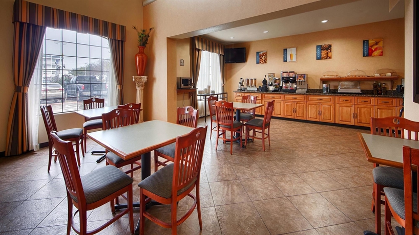 Imagen del bar/restaurante del Hotel Best Western Windsor Pointe and Suites-atandt Center. Foto 3