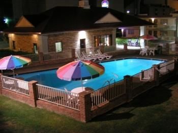 Imagen de la piscina del Hotel Best Western Winners Circle. Foto 11