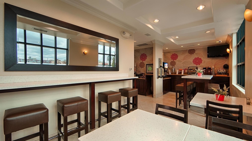 Imagen del bar/restaurante del Hotel Best Western Woodland Hills Inn. Foto 4