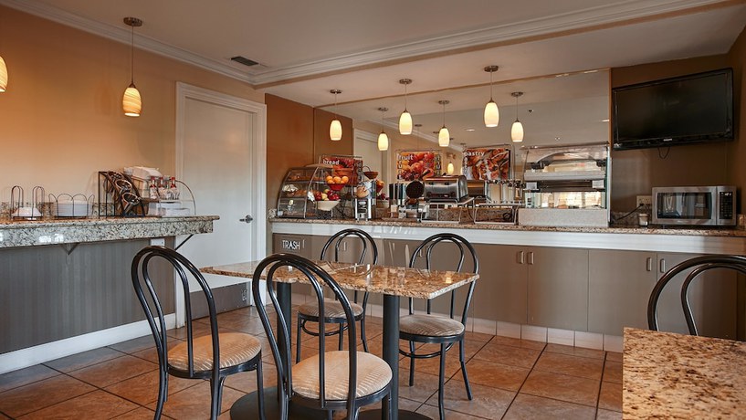 Imagen del bar/restaurante del Hotel Best Western Yuba City Inn. Foto 5