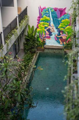 Imagen de la piscina del Hotel Bestah Coliving. Foto 13