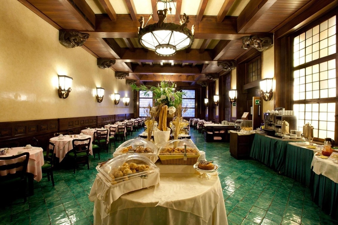 Imagen del bar/restaurante del Hotel Bettoja Mediterraneo. Foto 1