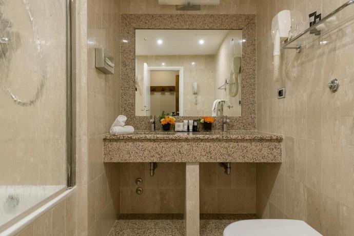 Imagen de la habitación del Hotel Bettoja Mediterraneo. Foto 13