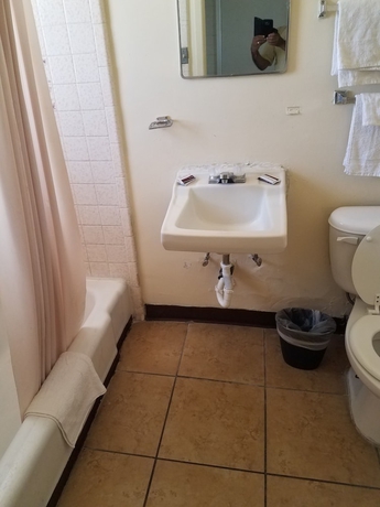 Imagen de la habitación del Hotel Beverly Crest Motor Inn. Foto 5