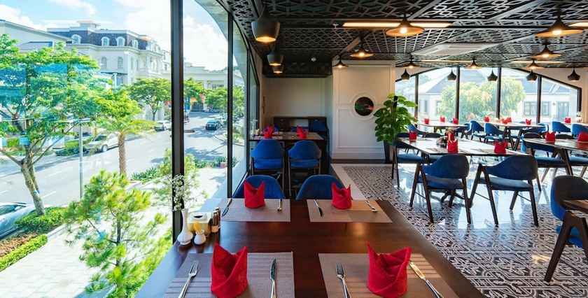 Imagen del bar/restaurante del Hotel Beverly Hill Ha Long Villas and Apartments. Foto 6